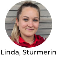 Das Gesicht einer lächelnden Frau mit blonden Haaren. Darunter steht: Linda, Stürmerin.